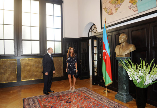 Первая леди Мехрибан Алиева побывала в выставочном зале "Berlin-Baku-Galeri" в Берлине и посольстве Азербайджана в Германии (ФОТО)